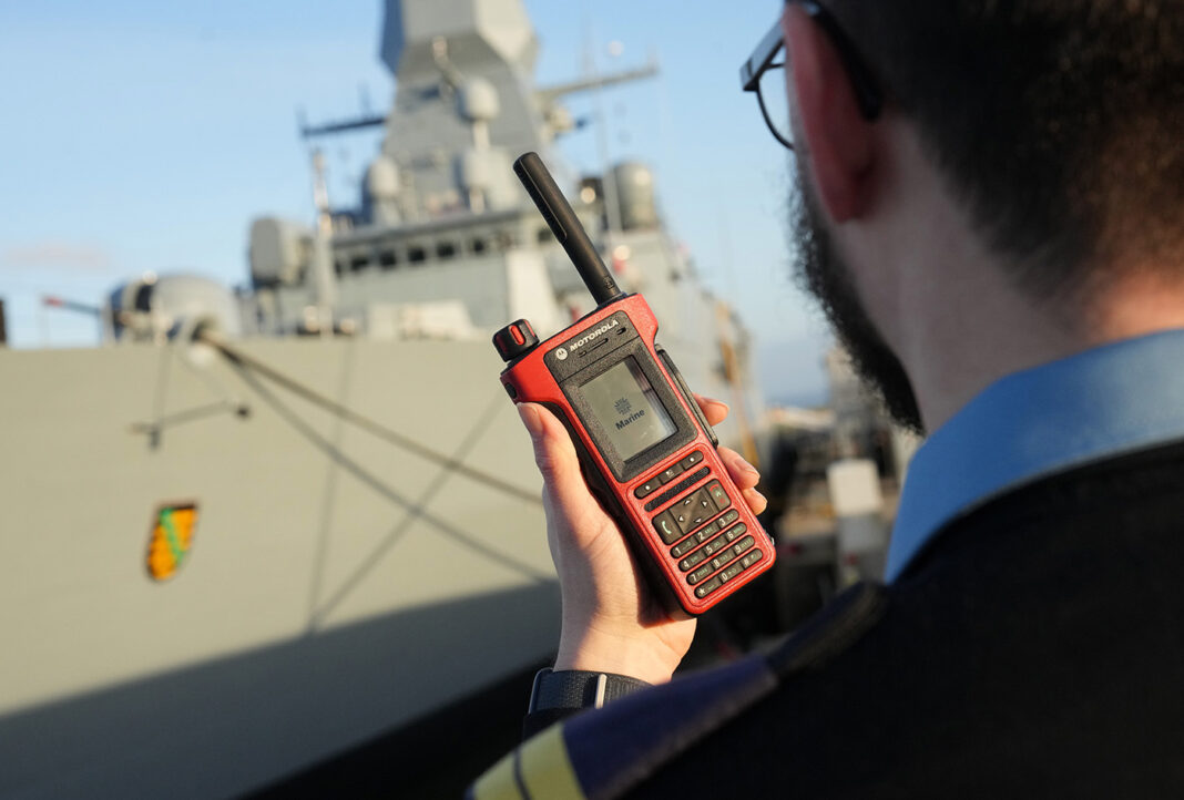 Übergabe des Motorola Solutions Digitalfunk-Systems an die Fregatte Sachsen – ©Motorola Solutions