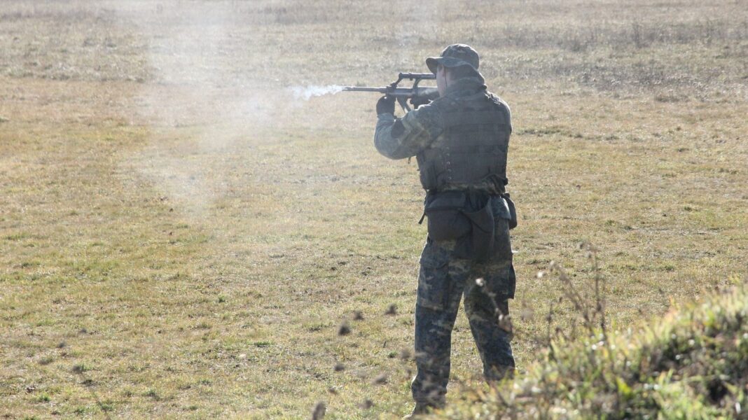 Soldat beim Schießen mit dem Sturmgewehr 77 – ©Bundesheer