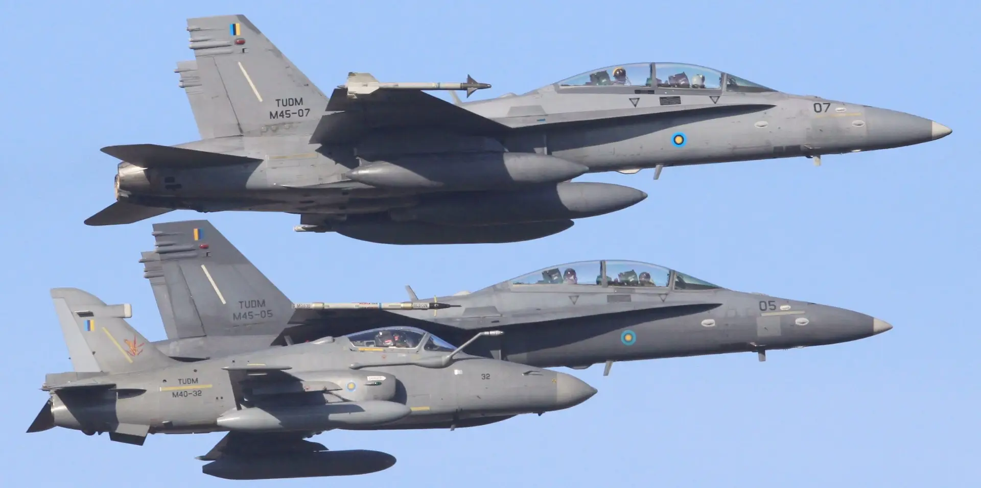 Zwei F/A-18 und eine Hawk 208 mit Hoheitszeichen Malaysias – ©Georg Mader