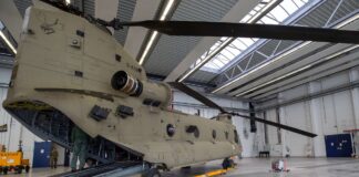 Die Bundeswehr gibt bei der Infrastruktur Gas Chinook Helikopter – ©Bundeswehr/Cora Mohrdieck