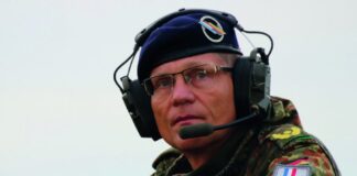 Bundeswehr: Generalleutnant Peter Mirow übernimmt 1GNC Bundeswehr: Generalleutnant Peter Mirow übernimmt das 1. GNC – ©Bundeswehr/Schlegel