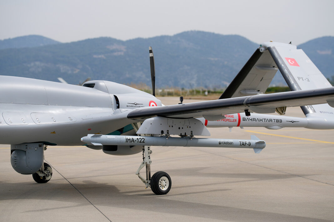 Bayraktar TB3 mit IHA-122-Überschallrakete – ©Baykar