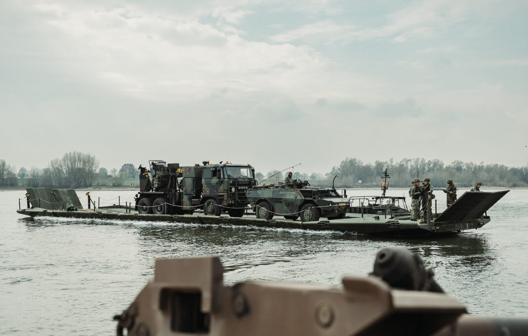Niederländische Streitkräfte beim Übersetzen eines Flusses – ©Mediacentrum Defensie