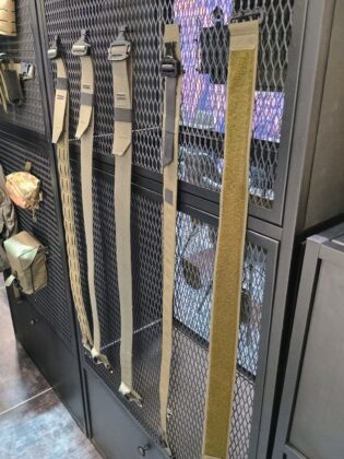 Die Auswahl an G&uuml;rteln von Direct Action auf der Enforce Tac 2025. &copy;Milit&auml;r Aktuell/Bendl