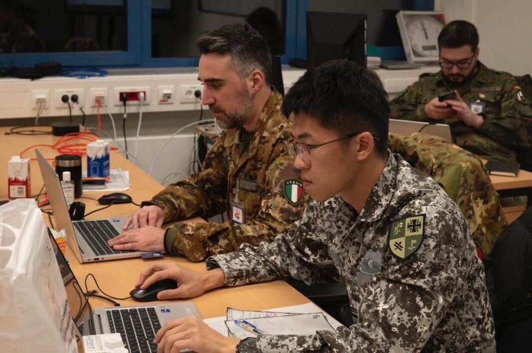 achter-het-beeldscherm ©Defensie.nl