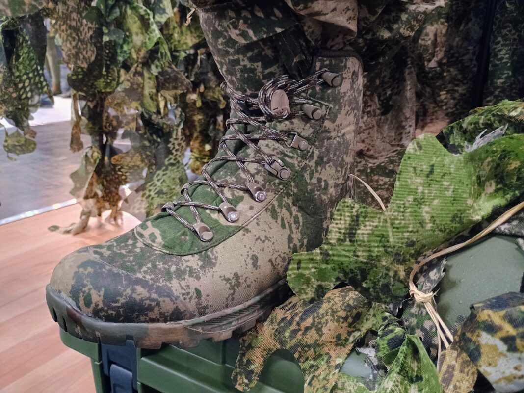 Neue Schuhe von Meindl im WASP-Tarnmuster von Phantomleaf. Gesichtet auf der Enforce Tac 2025.©Militär Aktuell/Bendl