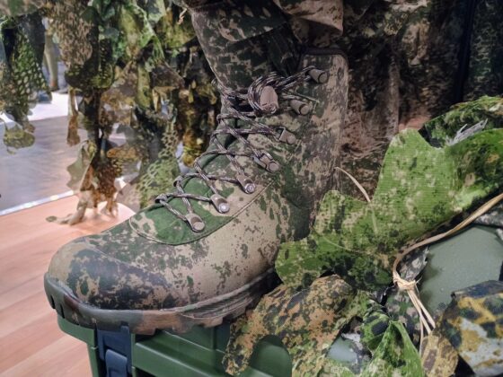 Neue Schuhe von Meindl im WASP-Tarnmuster von Phantomleaf. Gesichtet auf der Enforce Tac 2025.©Militär Aktuell/Bendl