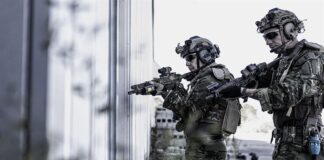 Saab: Auftrag für Live-Training-Ausrüstung des US Marine Corps Soldaten gehen gemeinsam vor – ©Saab