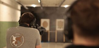 In the course: Martin Thaler Dynamic Carbine Module 2 Martin Thaler zeigt mit einem Laser auf seinem Mil-Sepcs-AR, was bei der Schussabgabe passiert, wenn man dabei Kleinigkeiten ändert. ©Militär Aktuell/Bendl