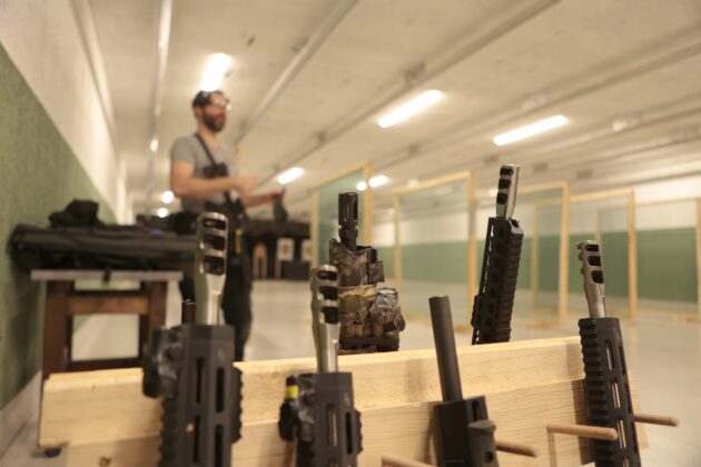 Ein bunt gemischtes Repertoire. Die Halbautomaten der Kursteilnehmer in Martin Thalers Kurs „Dynamic Carbine Modul 2“. ©Militär Aktuell/Bendl