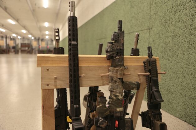 Ein bunt gemischtes Repertoire. Die Halbautomaten der Kursteilnehmer in Martin Thalers Kurs „Dynamic Carbine Modul 2“. ©Militär Aktuell/Bendl