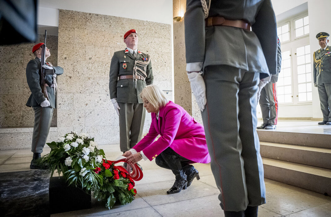Kranzniederlegung durch Verteidigungsministerin Klaudia Tanner – ©Bundesheer/Karlovits