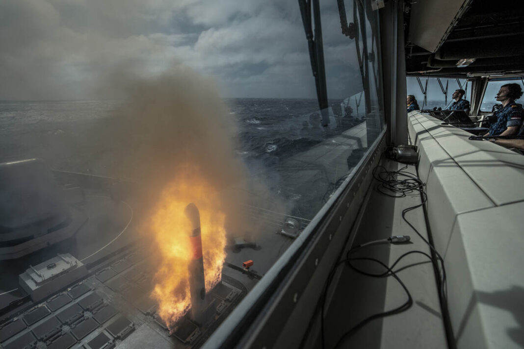 Zr. Ms, De Ruyter Evert Tomahawk-Marschflugkörper ab – ©Mediacentrum Defensie