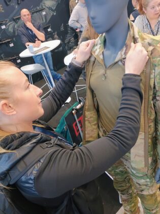 Personensch&uuml;tzerin Kathi Kalteis nimmt die neue Female Fit BDU von Clawgear genau unter die Lupe. &copy;Milit&auml;r Aktuell/Bendl