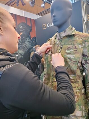 Personensch&uuml;tzerin Kathi Kalteis nimmt die neue Female Fit BDU von Clawgear genau unter die Lupe. &copy;Milit&auml;r Aktuell/Bendl