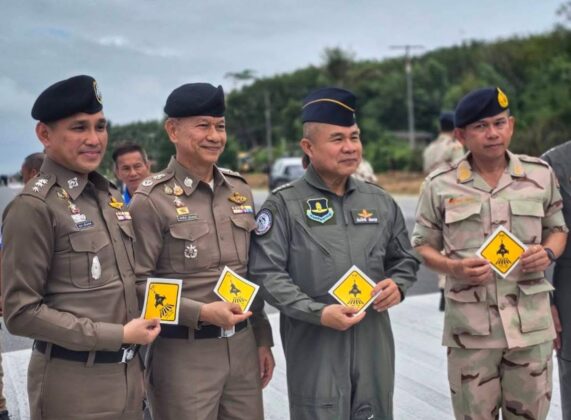 Thail&auml;ndische Luftwaffe: &Uuml;bung von Gripen-Einsatz von Autobahn &ndash; &copy;RTAF Insider