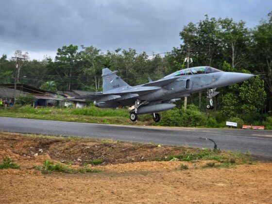Thail&auml;ndische Luftwaffe: &Uuml;bung von Gripen-Einsatz von Autobahn &ndash; &copy;RTAF Insider