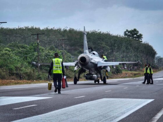 Thail&auml;ndische Luftwaffe: &Uuml;bung von Gripen-Einsatz von Autobahn &ndash; &copy;RTAF Insider