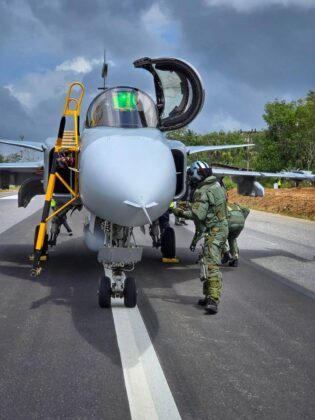 Thail&auml;ndische Luftwaffe: &Uuml;bung von Gripen-Einsatz von Autobahn &ndash; &copy;RTAF Insider