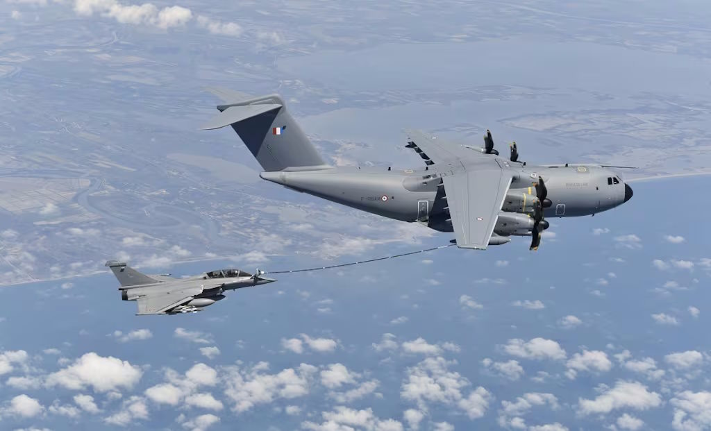 EU army and common nuclear deterrent coming? A Rafale refueling in flight with an A400M - ©Direction Générale de l'Armement flight tests