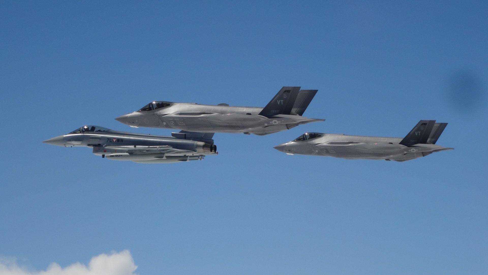 Österreichischer Eurofighter mit amerikanischen F-35-Kampfjets – ©Bundesheer Österreichischer Eurofighter mit amerikanischen F-35-Kampfjets – ©Bundesheer