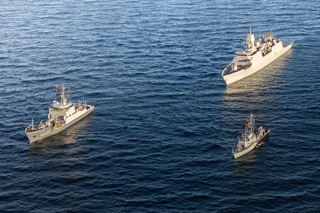 Schiffe „Zr.Ms. Luymes“ (links) und „Zr.Ms. Tromp“ (rechts oben) – ©Mediacentrum Defensie Schiffe „Zr.Ms. Luymes“ (links) und „Zr.Ms. Tromp“ (rechts oben) – ©Mediacentrum Defensie