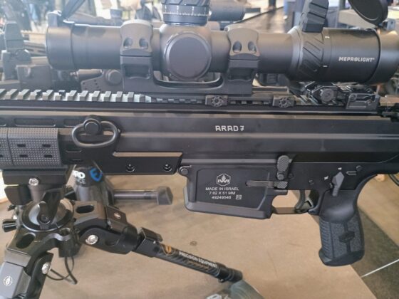 Das neue Arad 7 DMR von IWI mit dem MVO 1&ndash;8x28 von Meprolight bei der Enforce Tac 2025. &copy;Milit&auml;r Aktuell/Bendl