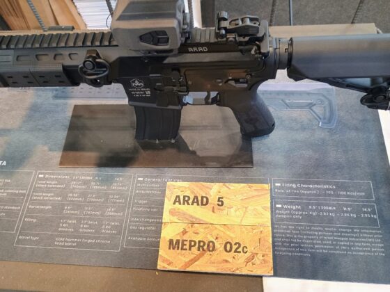 Das Arad 5 von Israel Defence Industries (IWI) mit dem neuen Mepro O2C-Red Dot bei der Enforce Tac 2025. &copy;Milit&auml;r Aktuell/Bendl