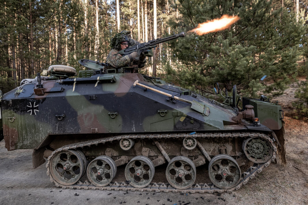 Ein Soldat vom Fallschirmjägerregiment 26 feuert mit dem Maschinengewehr MG3 von einem Waffenträger Wiesel aus – ©Bundeswehr/Bähr