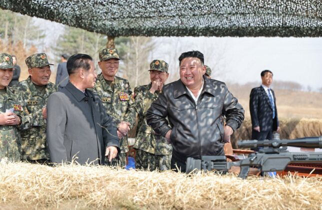Nordkoreas Diktator Kim Jong-un schie&szlig;t mit einem SSG 08 von Steyr Arms &ndash; &copy;Archiv