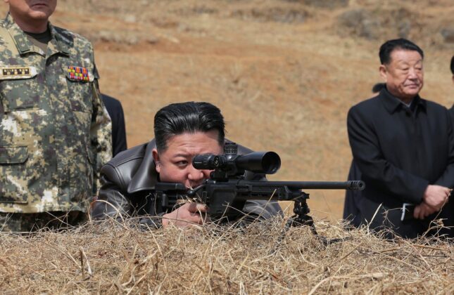 Nordkoreas Diktator Kim Jong-un schie&szlig;t mit einem SSG 08 von Steyr Arms &ndash; &copy;Archiv