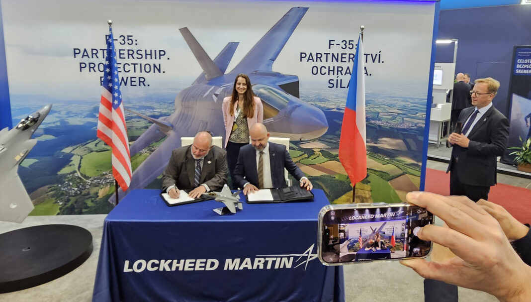 Vertragsunterzeichnung der Kooperation von Lockheed Martin und Aero Vodochody auf der IDET in Brünn – ©Militär Aktuell/Zacharias