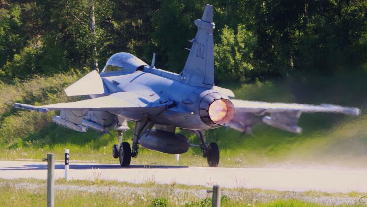Eine Gripen-C bei den Stra&szlig;entests 2024 &ndash; &copy;Georg Mader