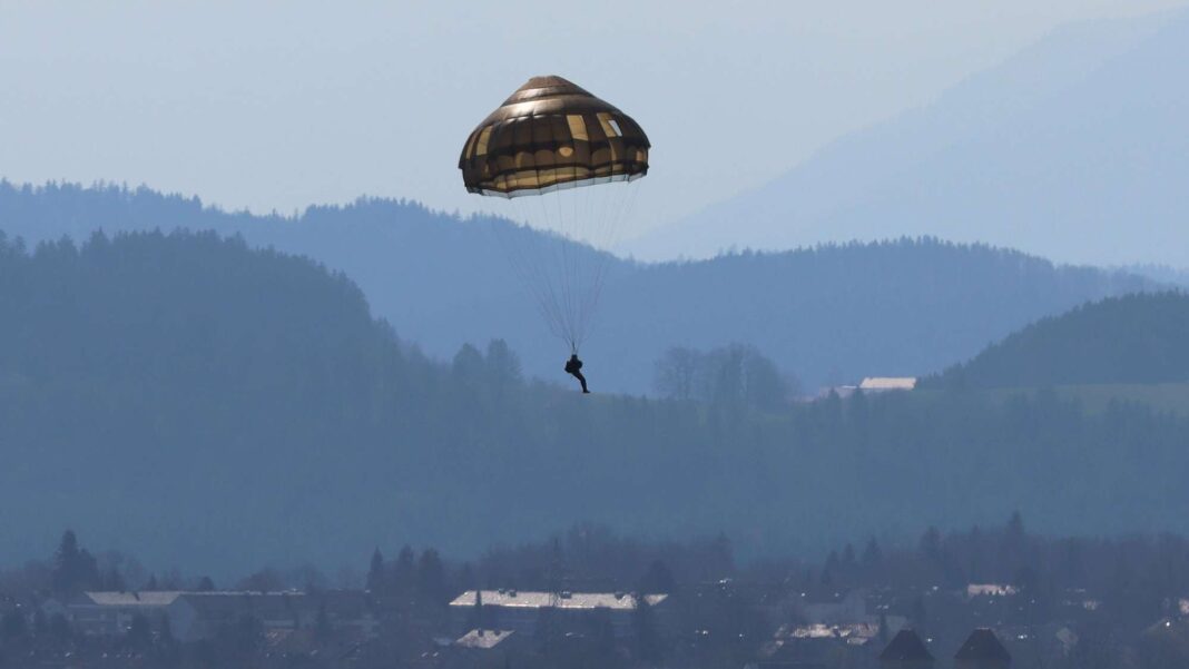 Neuer Fallschirm im Test -©Bundeswehr/Nico Lessentin