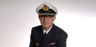 Captain Sven Janssen hands over command of the Parow Naval Technology School ©Bundeswehr