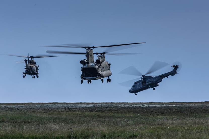 20240625jad039-1920 Tieffliegende Hubschrauber -