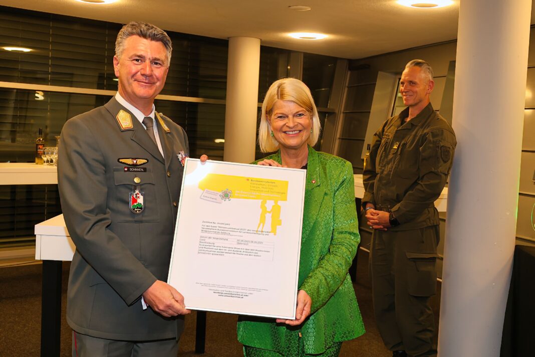 Klaudia Tanner überreicht die Zertifizierung „Green Event" -©Wolfgang Riedlsperger Klaudia Tanner überreicht die Zertifizierung „Green Event" -©Wolfgang Riedlsperger