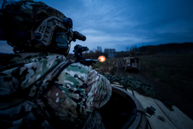 Standardübung für das Jagdkommando: Schießen und Navigieren in der Nacht. ©Paul Kulec