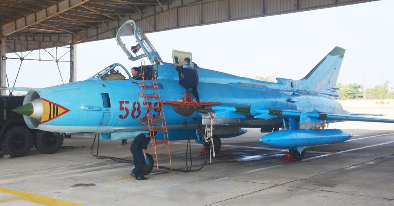 Su-22-Kampfjets mit Hoheitszeichen Vietnam &ndash; &copy;Georg Mader