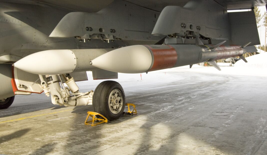 AIM-120C auf F-18C – ©Georg Mader