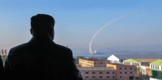 North Korea: New destroyer fires from all cylinders Diktator Kim betrachtet Schießmanöver des neuen nordkoreanischen Zerstörers