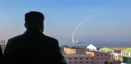 Diktator Kim Jong Un betrachtet Schießmanöver des neuen nordkoreanischen Zerstörers „Choe Hyon” – ©Archiv