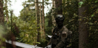 Quantum Systems and Fraunhofer FHR enter into partnership Drohne in der Hand eines Soldaten – ©Quantum Systems