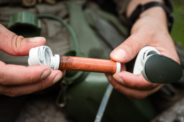 Sichtbar: Das filtert der Wasserfilter Mini aus einem Liter Bachwasser heraus. ©Sebastian Freiler