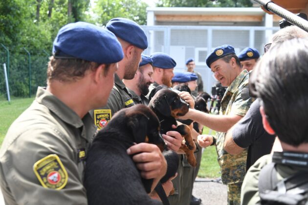 Milit&auml;rhundetaufe in Kaisersteinbruch &ndash; &copy;Patrick Huber