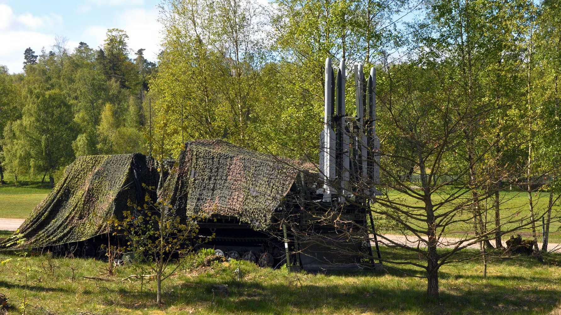 The Swedish robotic system 98 with four Iris-T SLS in firing position - ©Photo: Försvarsmakten The Swedish robotic system 98 with four Iris-T SLS in firing position - ©Photo: Försvarsmakten