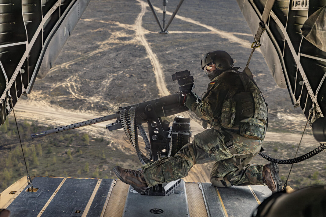 Bordsicherungssoldat der Bundeswehr im Transporthubschrauber CH-53 – ©Bundeswehr/ Drechsler