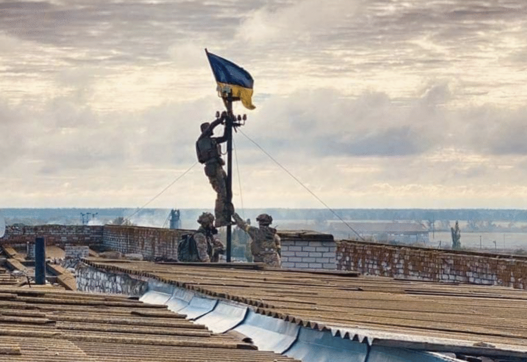 Soldaten hissen ukrainische Flagge – ©Ukraine MoD/Kyrylo Tymoshenko