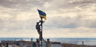 Ukraine: Armee setzt auf mobile Verteidigung und Gegenangriffe Soldaten hissen ukrainische Flagge – ©Ukraine MoD/Kyrylo Tymoshenko