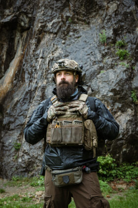 Johannes Kouba von Critical Knowledge tr&auml;gt das Black Trident Fanny Pack Sandstorm. Mehr dazu im Ranger Magazin #3. &copy;Sebastian Freiler